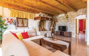 Amazing Home In Modrusani 