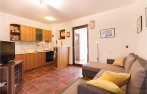 Nice Apartment In Barbariga With 2 Bedrooms And Wifi