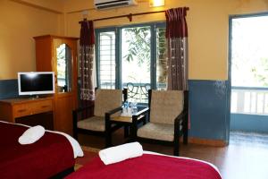 Hotel Silver Oaks Inn