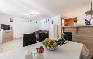 Awesome Apartment In Pavicini With 1 Bedrooms And Wifi