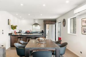 Lakefront Penthouse Apartment with 270-degree view