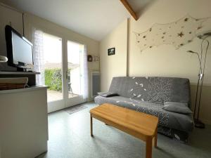 Maisons de vacances Maison T2 mezzanine avec piscine, a 200m de la mer, Bretignolles-sur-Mer - FR-1-224A-54 : photos des chambres