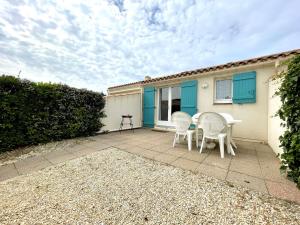 Maisons de vacances Maison T2 mezzanine avec piscine, a 200m de la mer, Bretignolles-sur-Mer - FR-1-224A-54 : photos des chambres