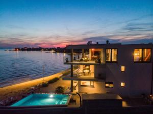 Jimmys Beach Privlaka - direkt am Meer, tollem Blick und beheiztem Pool