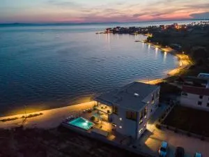 Jimmys Beach - direkt am Meer, tollem Blick und beheiztem Pool - Glavan