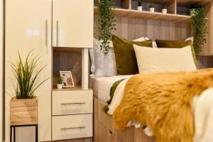 SPOT THE GIRAFFE. Desirable Studio at Tineretului