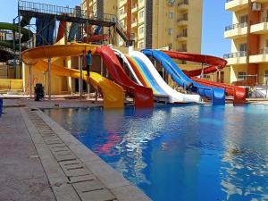 شاليه للعائلات غرفة وريسيبشن بمنتجع ريتال فيو الساحل الشمالى