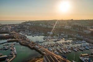 Royal Harbour Retreat - Stunning views, balcony, right on harbour, by the beach