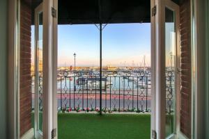 Royal Harbour Retreat - Balcony, sea view property