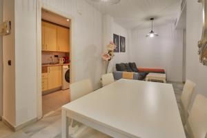 TWO BEDROOMS Leonor Dávalos