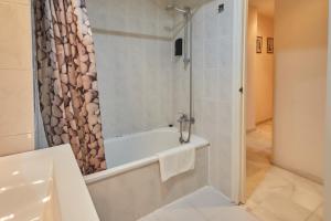 TWO BEDROOMS Leonor Dávalos