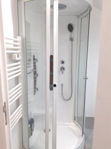 10 - Joli studio avec deux lits, tout équipé pour 1, 2 ou 3 personnes maximum, vue sur parc arboré, parking privatif gratuit, grand fourgon possible, tout le linge de maison est fourni