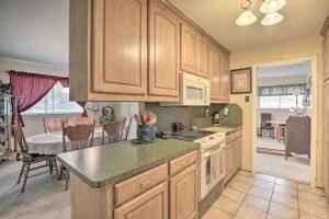 Home 1 Mi to University of Texas Relax Fireside!