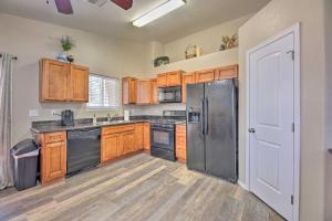 Fenced Yard, Fire Pit Quiet Show Low Home!