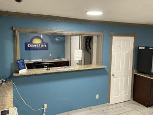 Days Inn by Wyndham Pratt