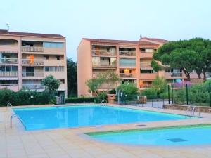 Appartement à Sainte-Maxime: 3 Pièces, Terrasse, Piscine, Clim, Proche Plage - FR-1-226-340