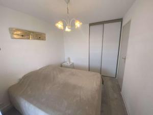 Appartement à Sainte-Maxime: 3 Pièces, Terrasse, Piscine, Clim, Proche Plage - FR-1-226-340