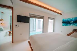 Spacious villa with pool in Megalochori - 280 sqm for 10 people