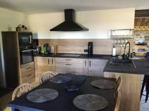 Maison charmante à Lanarce avec vue sur la montagne, jacuzzi.