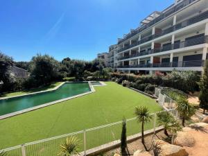 Appartements Superbe appartement sur le port, jacuzzi, piscine : photos des chambres