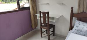 Casa roxa com piscina em condomínio