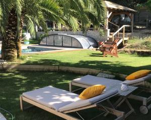 Maisons d'hotes LA MAISON DE LA DUNE - Chambres Climatisees - Jacuzzi 1ere seance offerte - Piscine chauffee avec Abri Amovible - Plage situee a 200m, acces direct par le bois : photos des chambres