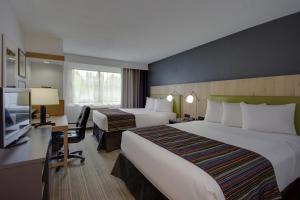 Queen Room with Two Queen Beds room in Country Inn & Suites by Radisson Frederick MD