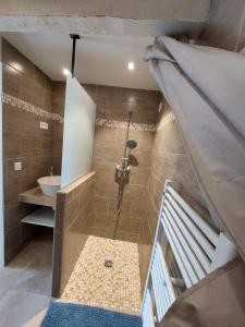 Logement dexception près du Colorado provencal dans une résidence au calme avec piscine offrant une vue imprenable sur le Luberon depuis sa terrasse