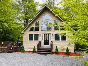 Nature Escape Resort to unwind and enjoy Private Deck, Hot Tub, BBQ Grills, paddleboats, access to all amenities at Arrowhead Lake 3 Pools, 4 white sand Beaches, 2 Lakes and MORE - Thornhurst