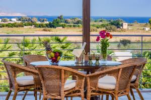 Xenos Villa 2 With 5 Bedrooms private swimming pool, near the sea