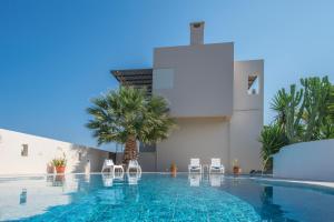 Xenos Villa 2 With 5 Bedrooms private swimming pool, near the sea