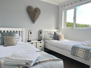 Dragonfly - HOT TUB luxury two bedroom cottage