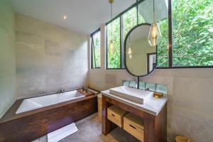 Villa Karishma - Luxury 6BR Villa Next to Berawa