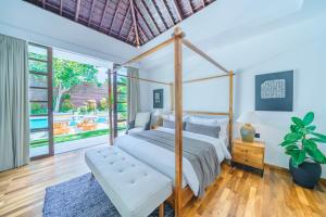 Villa Karishma - Luxury 6BR Villa Next to Berawa