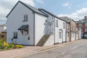 The Bear - Llangwm-isaf