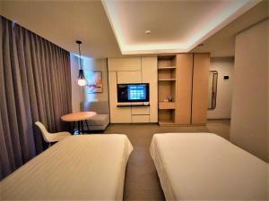 Front One King Hotel Tuban