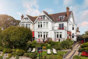 2 Emslie Road, Falmouth, Cornwall TR11 4BG, England.