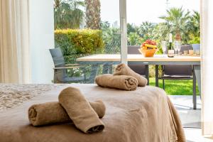 Alcazaba Lagoon Apartment with Private Beach, Pools, Gym, Sauna, Hot Tub & Fully Equipped Kitchen