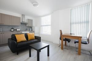 1 Bed Apt near Hospital and Stadium Free Parking Work or Leisure