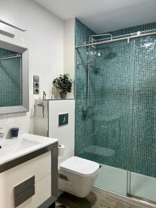 Luxury 190m2 Amplio apartamento moderno con terraza en la azotea de 50m2 junto a la playa, en el centro de Torre del Mar, Málaga, Modern large apartment with 50m2 roof terrace by the beach, right in the center of Torre del Mar, Malaga