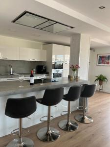 Luxury 190m2 Amplio apartamento moderno con terraza en la azotea de 50m2 junto a la playa, en el centro de Torre del Mar, Málaga, Modern large apartment with 50m2 roof terrace by the beach, right in the center of Torre del Mar, Malaga