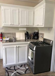 Kellys Studio Apartment - Rental near Airport, Amenities and Bus Route