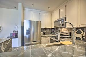 Stunning Oceanside Condo Walk to the Beach!