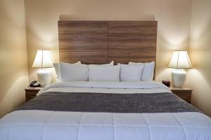 Deluxe King Suite room in Seaport Inn and Marina