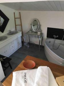 chambre d hôtes les trois châteaux piscine intérieure chauffée