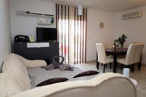 Apartment Oasis with free parking on premises