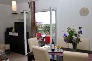 Apartment Oasis with free parking on premises