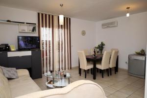 Apartment Oasis with free parking on premises