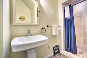 Bright Main St Condo about Half Mi to Windham Mtn