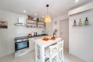 New cozy apartment - center of old town Omiš